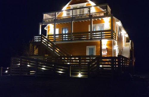 Ocracoke Apartment | Red Beard's Retreat Suite 2: Cozy 1QBR 1Bath, Queen sleeper sofa