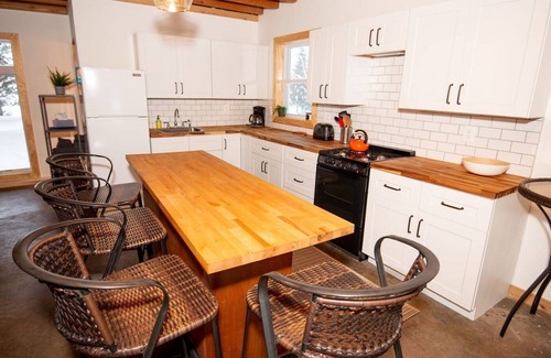 Grand Marais Cabin | RED FOX CABIN ON DEVIL TRACK LAKE IN GRAND MARAIS, MN! CHARMING & REFINED!