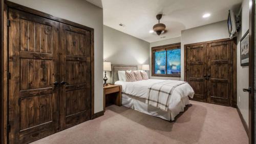 Downtown Park City House | Red Hawk by AvantStay Charming Cabin w Theatre Spa 5mins to Deer Valley Mtn