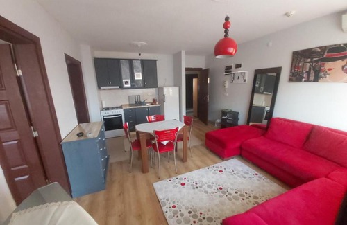 Akcaabat Apartment | Red home