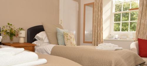 Newbrough Hotel | Red Lion Inn