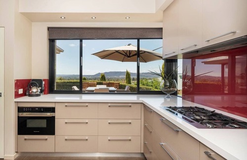Central Mudgee House | Red Lotus Estate Grand Scenic and Made for Groups