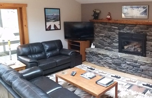 Birch Hill Ski Chalet | 'Red Ridge Chalet' in N.Conway! Perfect for 2 couples & their kids! NEW KITCHEN