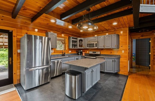 Rogers House | Red River Gorge Family Cabin + Hot Tub