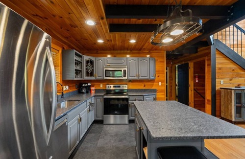 Rogers House | Red River Gorge Family Cabin + Hot Tub
