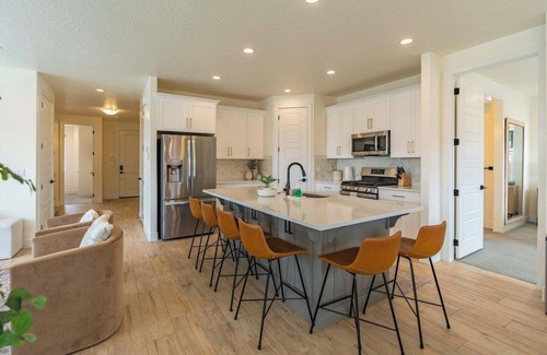 Washington House | Red Rock Haven - NEW Private Pool, putting green, & more. Perfect family retreat