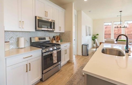Washington House | Red Rock Haven - NEW Private Pool, putting green, & more. Perfect family retreat
