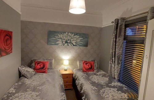 Newcastle House | Red Rose Retreat- Centre of Newcastle, 350 yds to beach