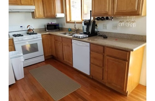 Indian Mountain Cabin | Red's Retreat- beautiful Mtn View, Game Room and Hot Tub!