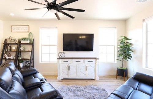 Sienna Hills House | Red Sands Retreat with Pool Pickleball and Zion NP