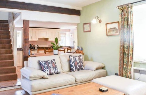 Hawes House | Red Squirrel Haven 2BR House - Sleeps 4 - Parking
