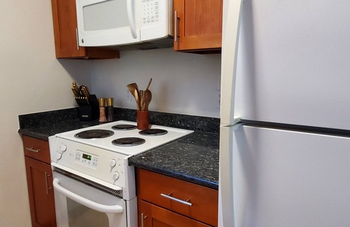Grass Lawn Condo | Redmond Retreat avail 30 days or more. Special rates for fall 2025