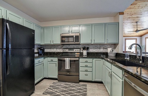 Sevierville Cabin | Reds Peak · Mountain Cabin w/VIEWS, Sauna, HotTub & Game Room