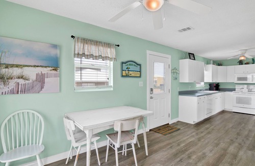 Fort Morgan House | Reduced Rate! SS Minnow *Pet-Friendly, Steps to Beach*