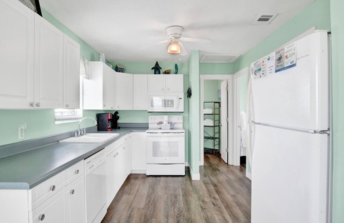 Fort Morgan House | Reduced Rate! SS Minnow *Pet-Friendly, Steps to Beach*