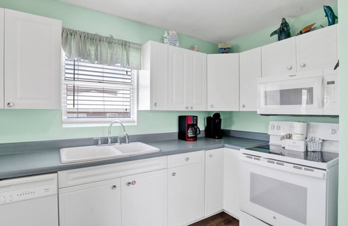 Fort Morgan House | Reduced Rate! SS Minnow *Pet-Friendly, Steps to Beach*