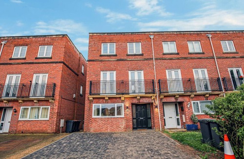 Bedford House | 🌟Redwald House-Sleeps 12 w/Free Parking&Netflix🌟