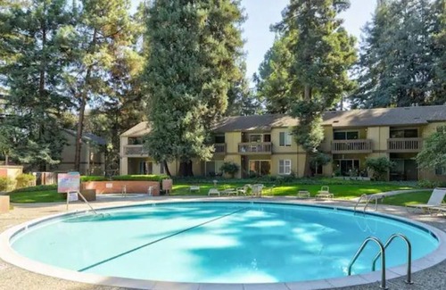 Jackson Park Condo | Redwood-nestled comfort