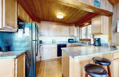 Bass Harbor House | Reed Shore Cottage | Oceanfront house in Bass Harbor with direct beach access