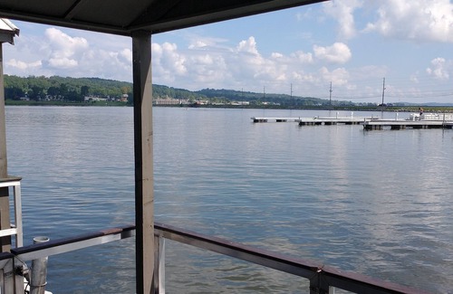 Guntersville Cabin | " Reel Cozy " Floating Cabin in Guntersville Alabama.