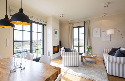 Kreptitz House | Reetland am Meer - Premium Reetdachvilla mit 2 Schlafzimmern, Sauna und Kamin E25
