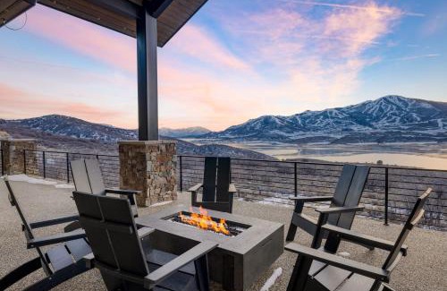 Hideout House | Reflection by AvantStay Sleeps 18 Lake Views Hot Tub Game Room