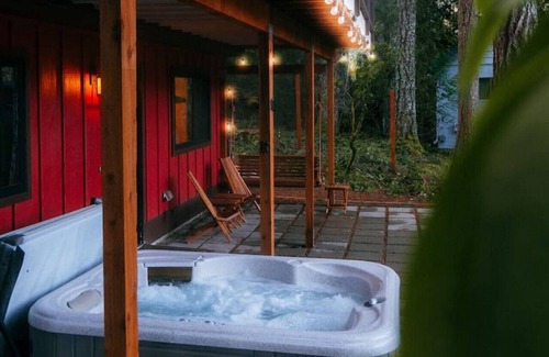 Port Angeles Cabin | Reflection Haven: Lakeside, Hot Tub, By Park Entry