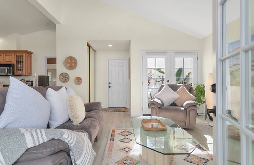 Palm Desert House | Refreshing and Bright Desert Home conveniently located near everything!