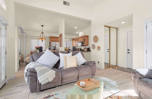 Palm Desert House | Refreshing and Bright Desert Home conveniently located near everything!