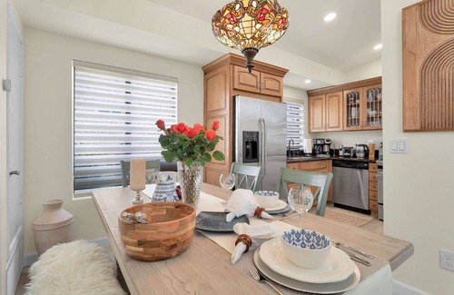Palm Desert House | Refreshing and Bright Desert Home conveniently located near everything!