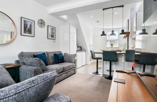York House | Refurbished 2 Bed Close To City Pass The Keys