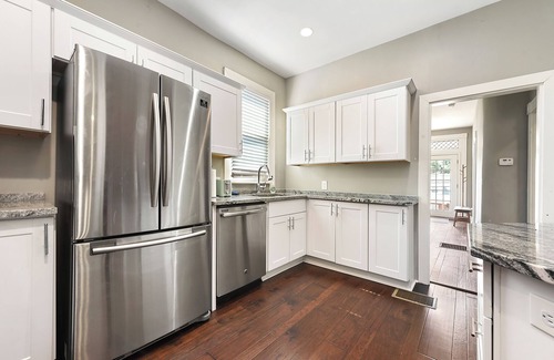 Pittsburgh House | *Regal Bricks* Oversized Deck | Views | Fire Pit | Private Garage