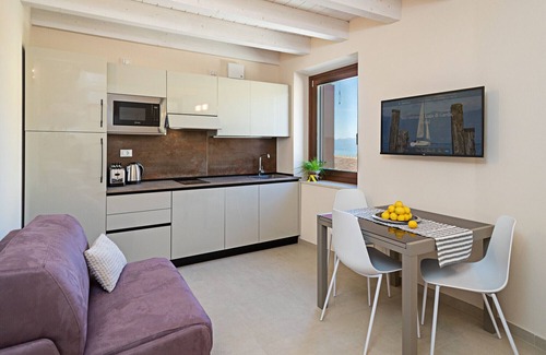 Pacengo Apartment | Regarda - Residenza GJ - 2 floor modern onebedroom apartment with roof terrace