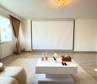 Vahrenwald Apartment | REGENCY - Exklusive zentrale 45m2 Wohnung mit Balkon, WiFi und Netflix