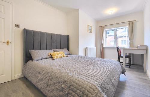 Manchester House | Regent House - Holiday Home With Free Parking - 5 Minutes Drive to Coop Live Arena, Etihad Stadium & Manchester City Centre