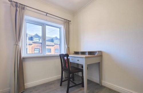 Manchester House | Regent House - Holiday Home With Free Parking - 5 Minutes Drive to Coop Live Arena, Etihad Stadium & Manchester City Centre