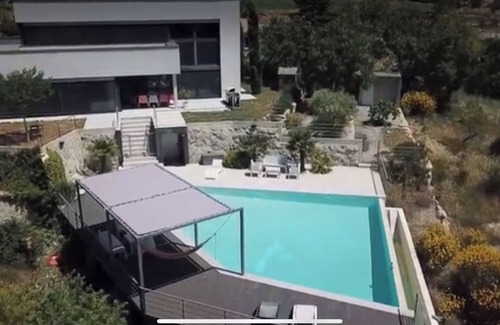 Reillanne House | Reillanne architect-designed house for 10 people with magnificent view and swimming pool.