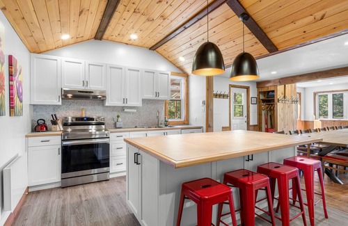 Saint-Faustin-Lac-Carre Ski Chalet | Relais familial: Waterfront and Spa