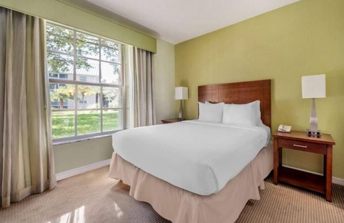 West Kissimmee Hotel | Relax and Celebrate in Style! Outdoor Pool, Full Kitchen, Free Shuttle!