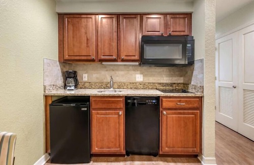 West Kissimmee Hotel | Relax and Celebrate in Style! Outdoor Pool, Full Kitchen, Free Shuttle!