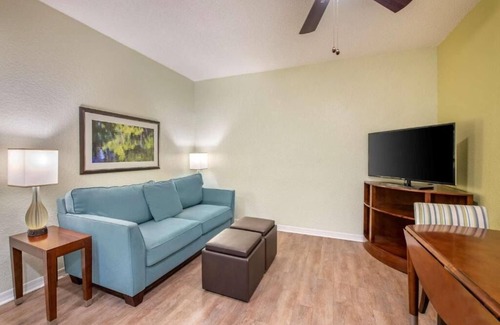 West Kissimmee Hotel | Relax and Celebrate in Style! Outdoor Pool, Full Kitchen, Free Shuttle!