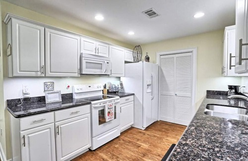 Old Town House | Relax and Enjoy! Steps to the beach and Old Town Bay St. Louis!