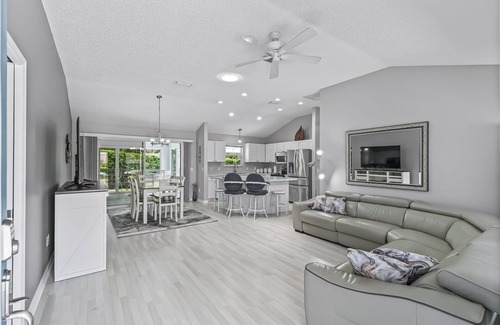 The Villages House | Relax and Play in Paradise, Golf, Tennis, pools and Live entertainment