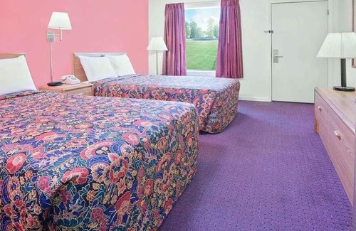 Muskogee House | Relax and Recharge in Knights Inn Muskogee! 4 Great Units, Pet-friendly Property