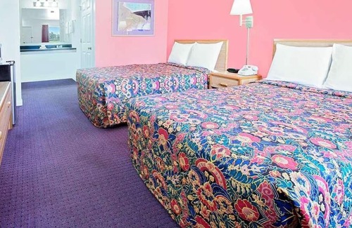 Muskogee House | Relax and Recharge in Knights Inn Muskogee! 4 Great Units, Pet-friendly Property