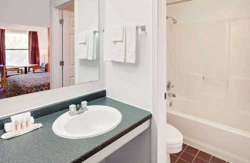 Muskogee House | Relax and Recharge in Knights Inn Muskogee! 4 Great Units, Pet-friendly Property