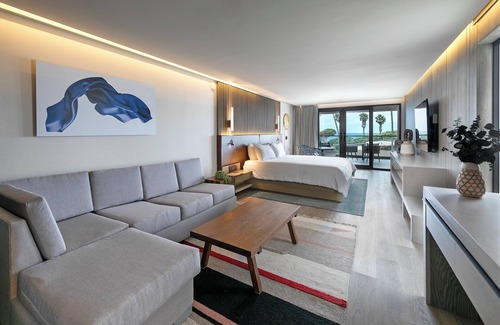 Village of La Jolla Hotel | Relax and Unwind! 3 Relaxing Unit Awaits! Near Beach, Pool Access and Parking!