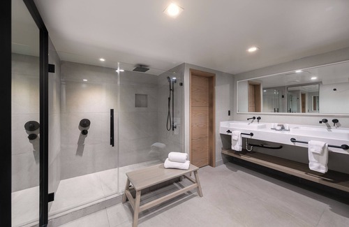 Village of La Jolla Hotel | Relax and Unwind! 3 Relaxing Unit Awaits! Near Beach, Pool Access and Parking!