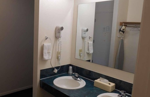 Enumclaw House | Relax and Unwind at Guesthouse Enumclaw! Pet-friendly Property, Free Parking