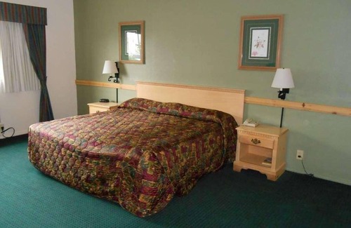 Enumclaw House | Relax and Unwind at Guesthouse Enumclaw! Pet-friendly Property, Free Parking